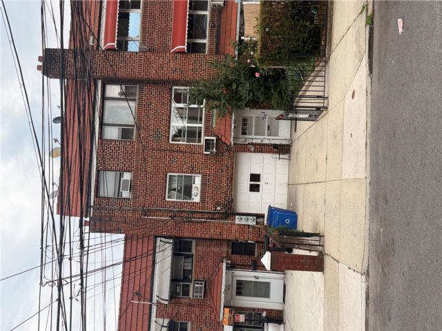 [Woodside Real Estate, listing number 7303331]