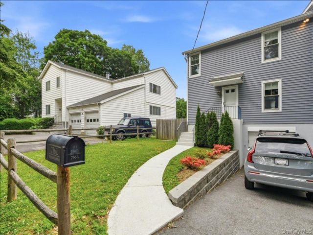  3 BR,  3.00 BTH &nbsp;Colonial style home in New Rochelle
