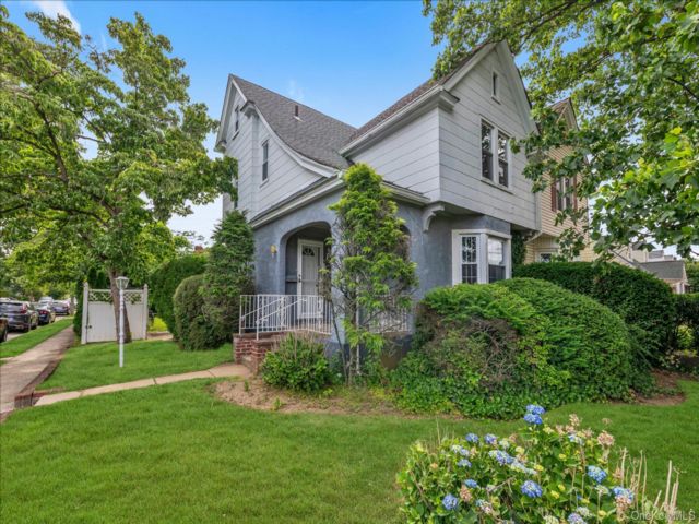  4 BR,  2.00 BTH &nbsp;Colonial style home in New Hyde Park