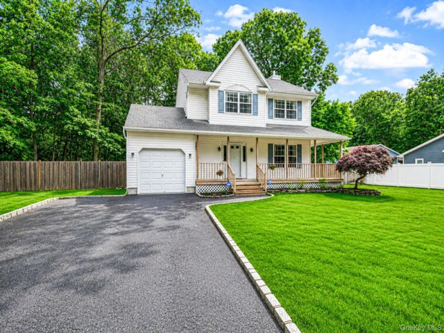  3 BR,  3.00 BTH &nbsp;Colonial style home in Coram