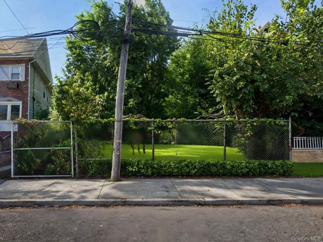 Lot <b>Size:</b> 40x100x92x34 &nbsp;House style home in Maspeth