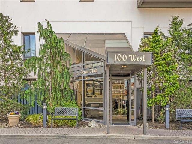  1 BR,  1.00 BTH &nbsp;High rise style home in Long Beach