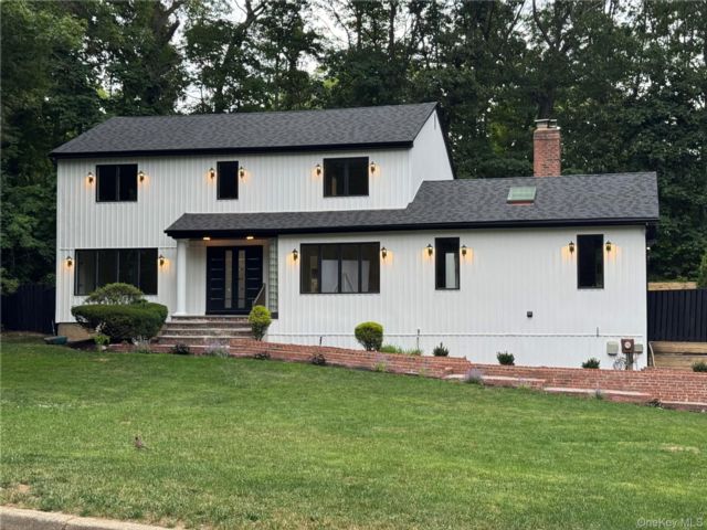  5 BR,  3.00 BTH &nbsp;Colonial style home in Melville
