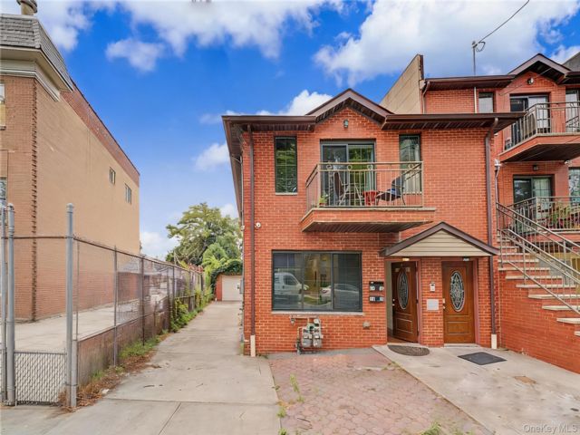  6 BR,  4.00 BTH &nbsp;House style home in Astoria