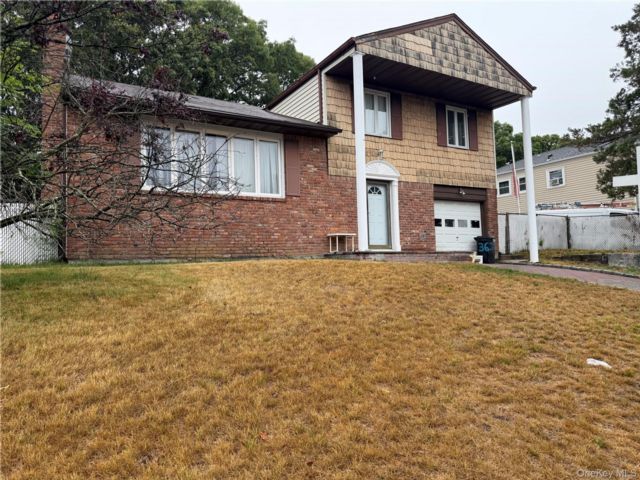  4 BR,  3.00 BTH &nbsp;Colonial style home in Selden