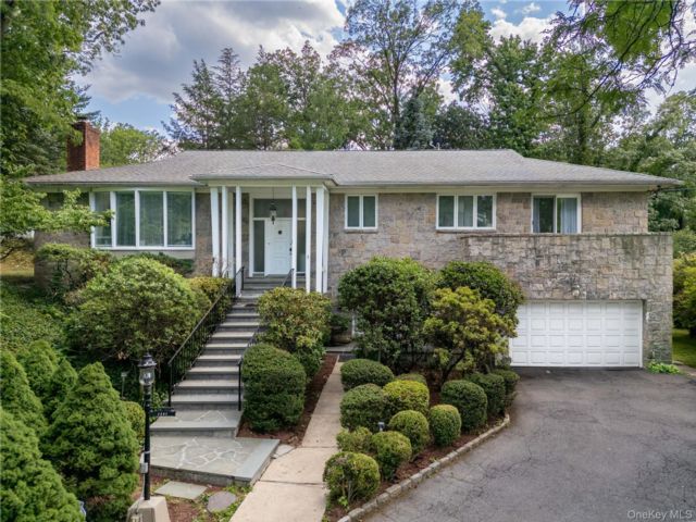  4 BR,  3.00 BTH &nbsp;Splanch style home in Pelham