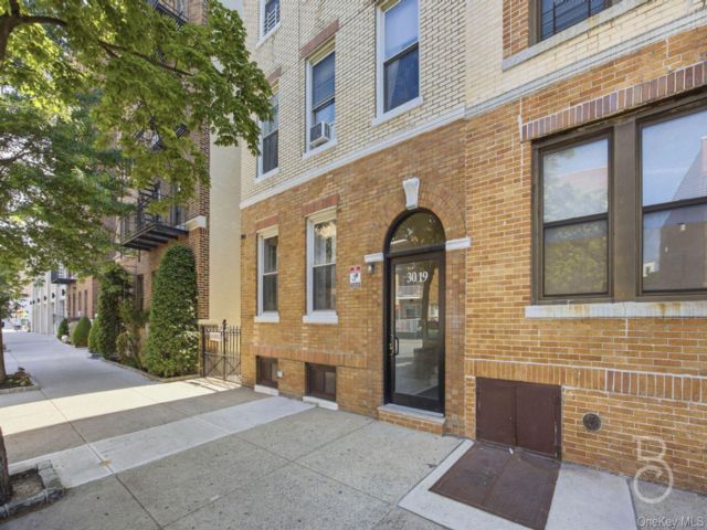  8 BR,  3.00 BTH &nbsp;House style home in Astoria