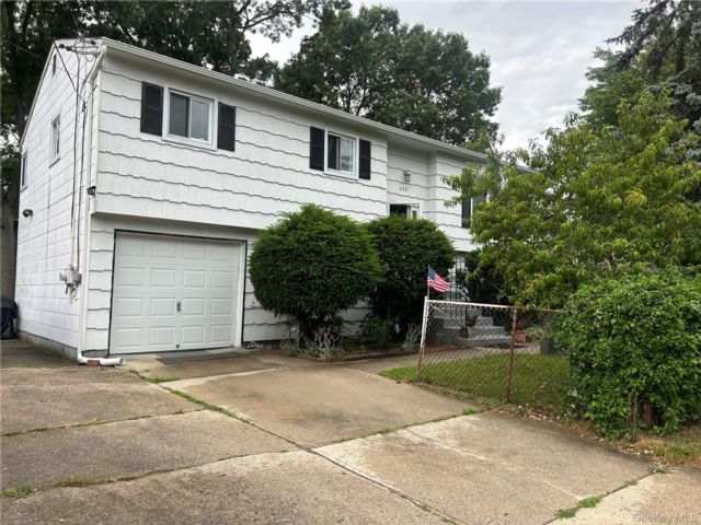  1 BR,  1.00 BTH &nbsp;Hi ranch style home in Lindenhurst