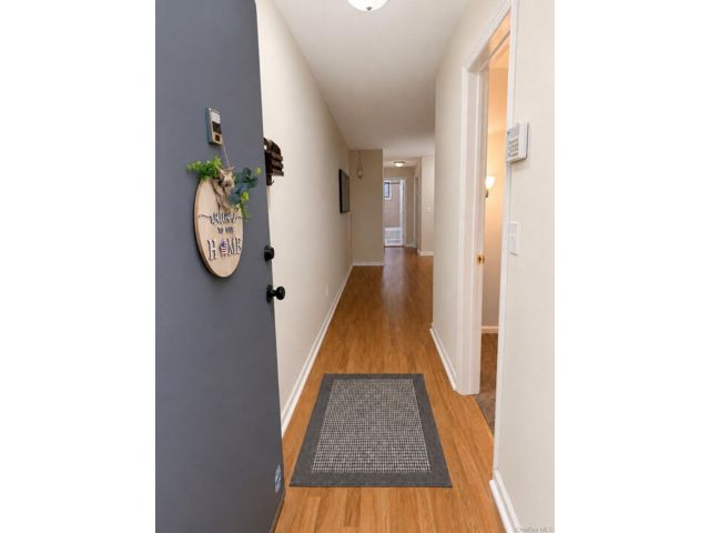  2 BR,  1.00 BTH &nbsp;Mid rise style home in Islip