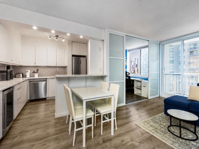  2 BR,  1.00 BTH &nbsp;High rise style home in Long Island City