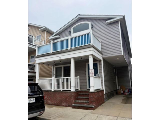  4 BR,  2.00 BTH &nbsp;Contemporary style home in Long Beach