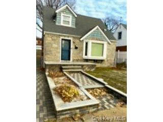  3 BR,  2.00 BTH &nbsp;Cape cod style home in Laurelton