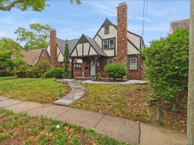  3 BR,  2.00 BTH &nbsp;Tudor style home in Lynbrook