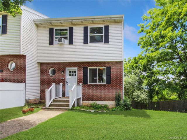  3 BR,  2.00 BTH &nbsp;House style home in Beacon