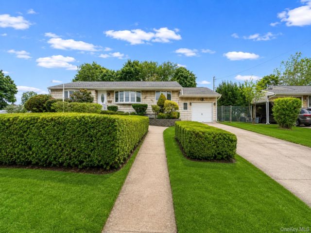  3 BR,  2.00 BTH &nbsp;Exp ranch style home in Central Islip