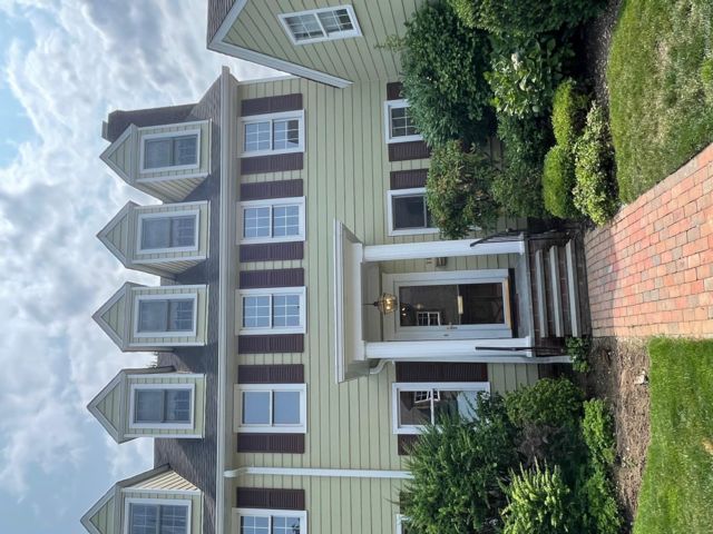  2 BR,  3.00 BTH &nbsp;Colonial style home in Manhasset