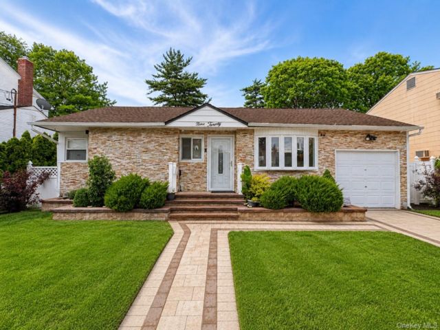  4 BR,  2.00 BTH &nbsp;Ranch style home in Valley Stream