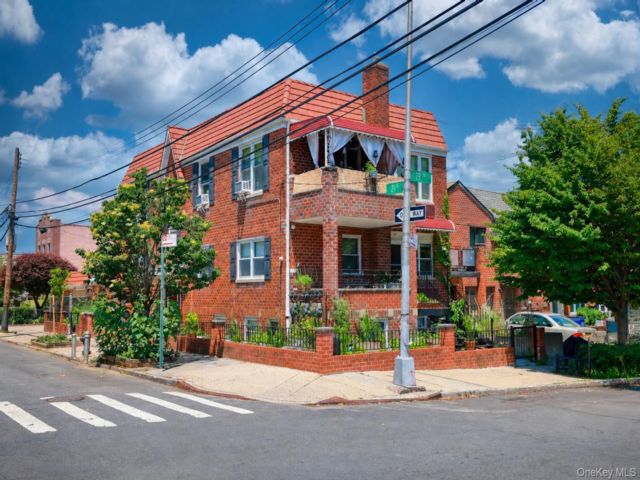  8 BR,  4.00 BTH &nbsp;House style home in Astoria