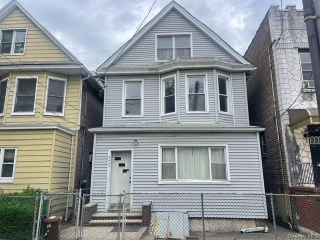 5 BR,  2.00 BTH &nbsp;Colonial style home in Maspeth