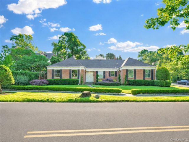  3 BR,  3.00 BTH &nbsp;Ranch style home in Douglaston