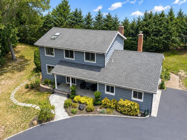  4 BR,  4.00 BTH &nbsp;Colonial style home in East Setauket