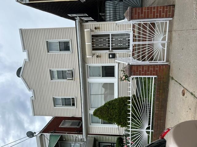  6 BR,  2.00 BTH &nbsp;House style home in Jamaica