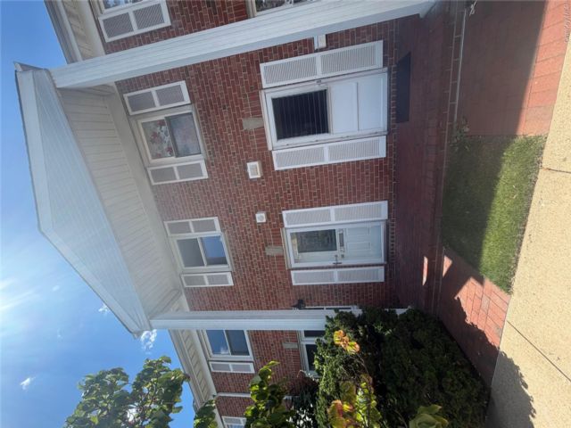  4 BR,  3.00 BTH &nbsp;Condo style home in Bayside
