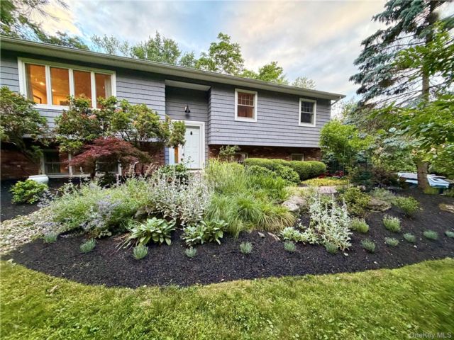  4 BR,  3.00 BTH &nbsp;Hi ranch style home in Valley Cottage