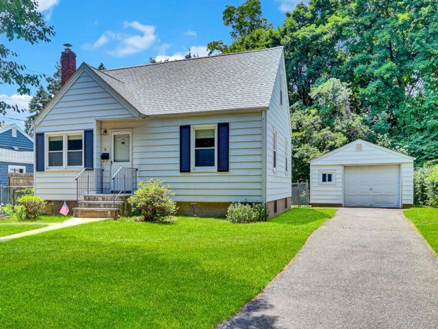  4 BR,  1.00 BTH &nbsp;Cape cod style home in Glen Cove