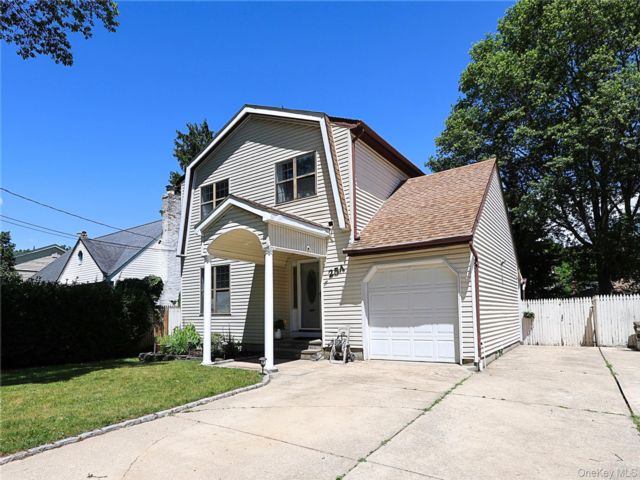  5 BR,  2.00 BTH &nbsp;Hi ranch style home in Huntington Station