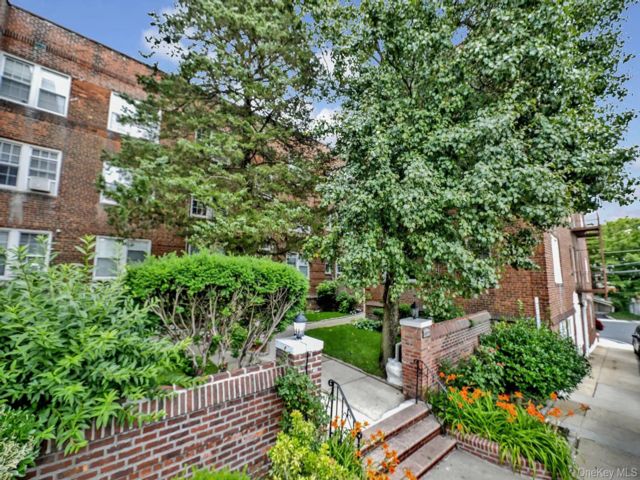  1 BR,  1.00 BTH &nbsp;Colonial style home in Great Neck Plaza