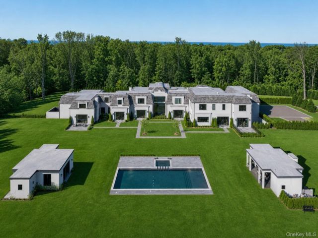  7 BR, 10.00 BTH &nbsp;Estate style home in Locust Valley