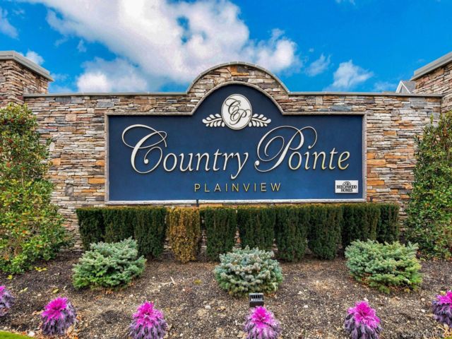  2 BR,  3.00 BTH &nbsp;Mid rise style home in Plainview