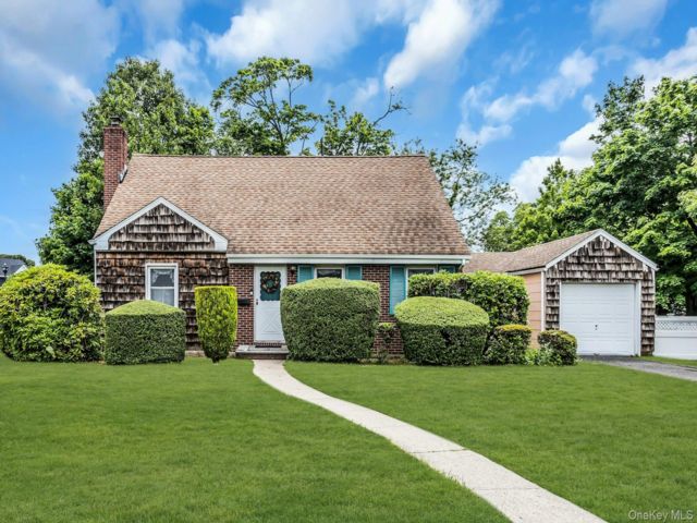  3 BR,  2.00 BTH &nbsp;Exp cape style home in Merrick