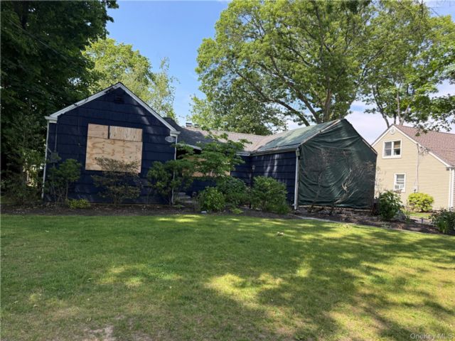  3 BR,  5.00 BTH &nbsp;Ranch style home in Merrick