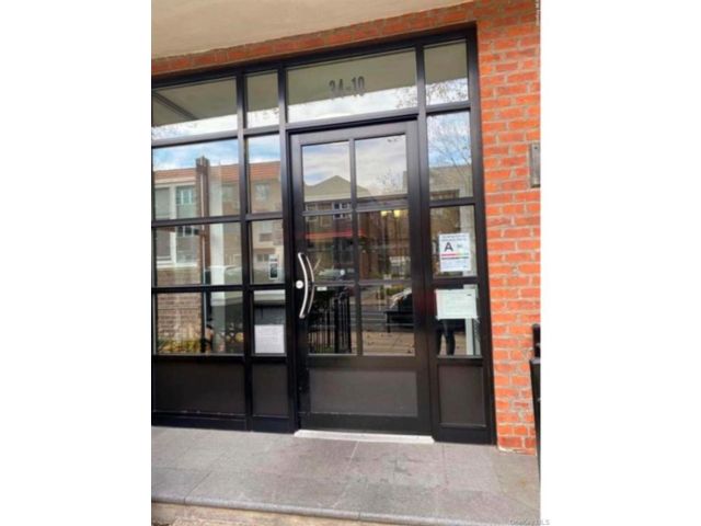  2 BR,  1.00 BTH &nbsp;Mid rise style home in Jackson Heights
