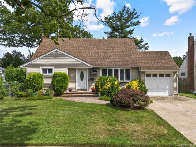  4 BR,  2.00 BTH &nbsp;Cape cod style home in Westbury