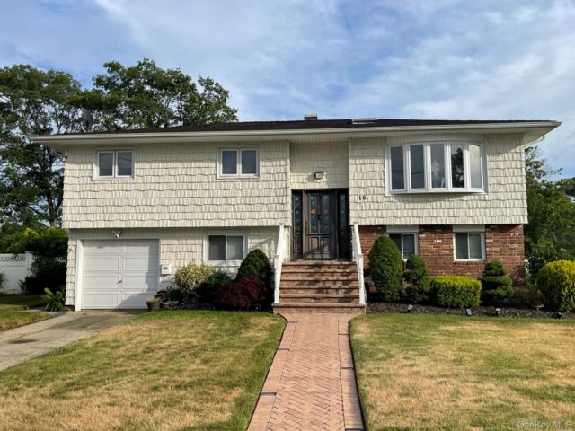  5 BR,  2.00 BTH &nbsp;Hi ranch style home in North Babylon