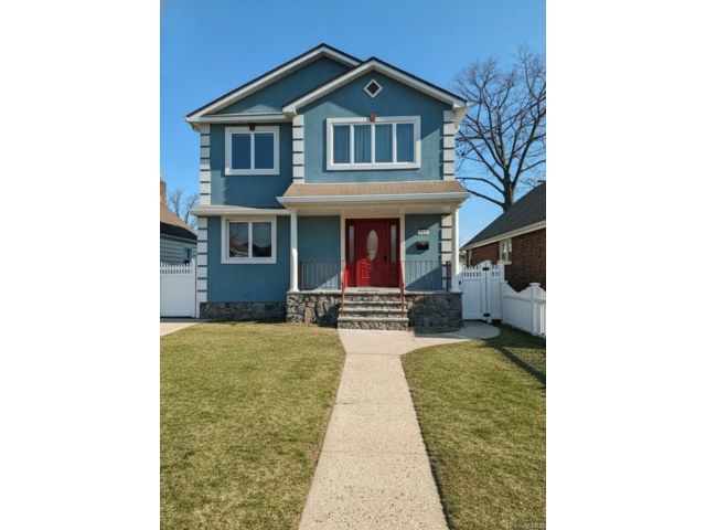  4 BR,  5.00 BTH &nbsp;Colonial style home in Franklin Square