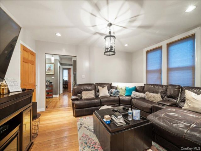 [Wakefield Real Estate, listing number 7303711]
