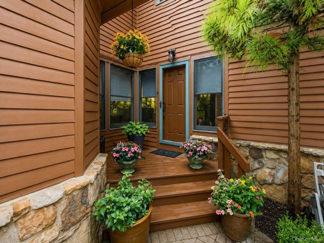  3 BR,  4.00 BTH &nbsp;Condo style home in Jericho