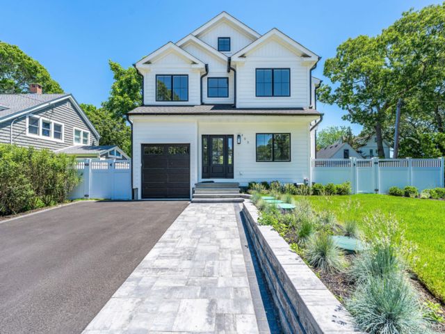  4 BR,  3.00 BTH &nbsp;Colonial style home in Laurel