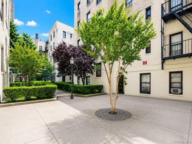  2 BR,  1.00 BTH &nbsp;Mid rise style home in Astoria