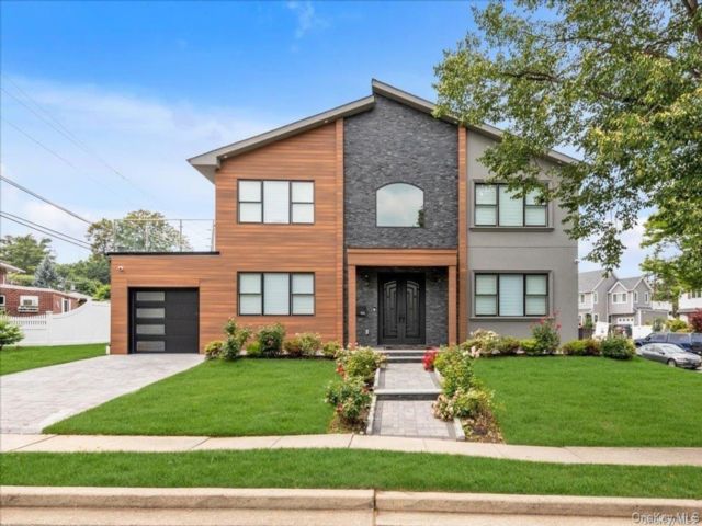  4 BR,  3.00 BTH &nbsp;Colonial style home in New Hyde Park