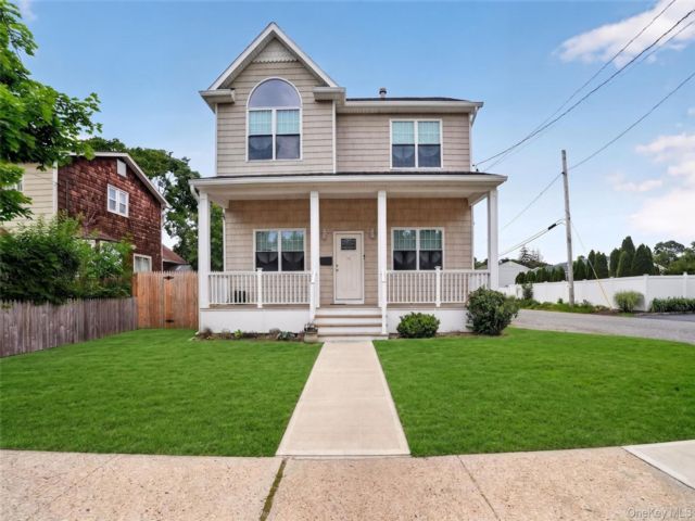  3 BR,  2.00 BTH &nbsp;Colonial style home in Islip Terrace