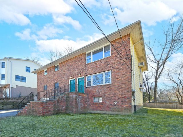  3 BR,  2.00 BTH &nbsp;Full floor apar style home in Glen Cove