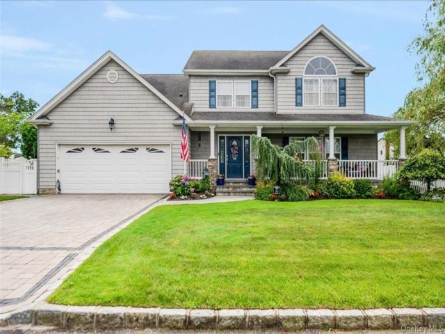  4 BR,  3.00 BTH &nbsp;Colonial style home in Amity Harbor