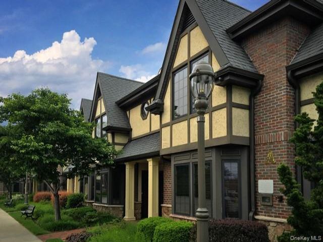  2 BR,  2.00 BTH &nbsp;Other style home in Rockville Centre