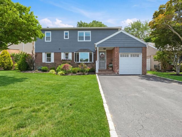  4 BR,  3.00 BTH &nbsp;Colonial style home in Franklin Square