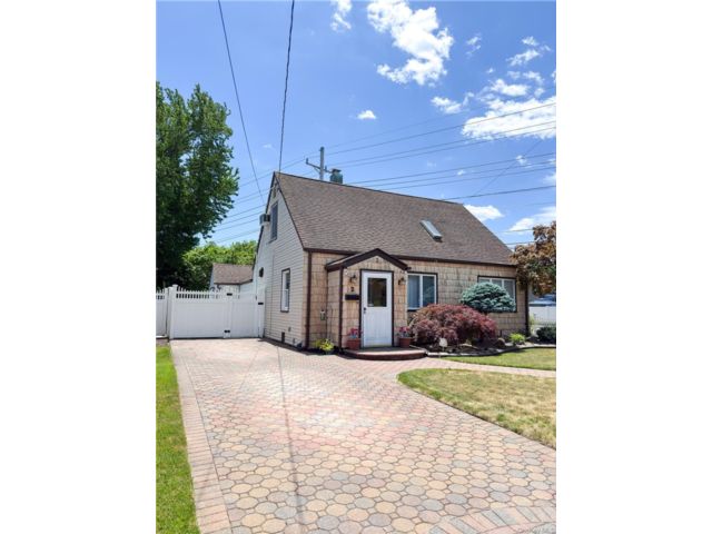 4 BR,  1.00 BTH &nbsp;Cape cod style home in Valley Stream